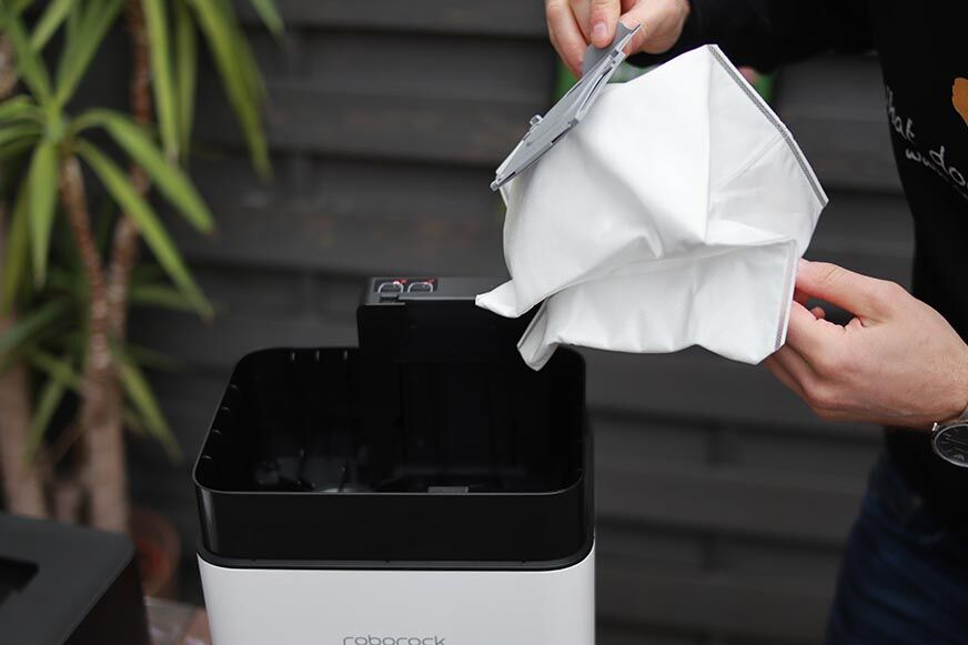 Мешок для сбора пыли устанавливается на станции самоочистки Roborock Q7 Max+ 